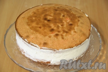 Выложить второй бисквитный корж поверх крема и слегка прижать. В таком виде поставить творожно-клубничный торт в холодильник на ночь. Можно прикрыть торт крышкой или накрыть пищевой плёнкой.