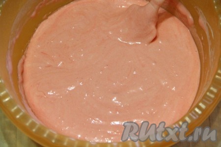 Ко взбитой яичной массе начать  частями добавлять просеянную муку, каждый раз вмешивая её при помощи лопатки. Тесто должно получиться воздушным, нежным и в меру густым, напоминающим сметану средней жирности. Как только добились такой консистенции, больше муку не добавляйте.