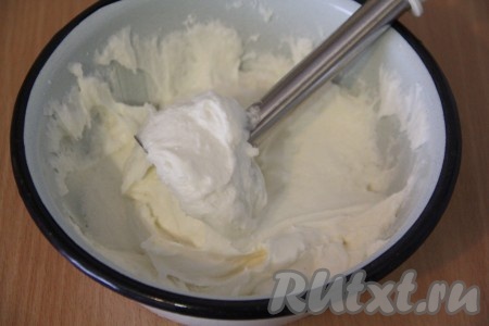 Для приготовления творожно-сливочного крема нужно творог соединить с сахаром и хорошо перемешать с помощью погружного блендера. Творожная масса должна стать однородной, гладкой, без кристаллов сахара.