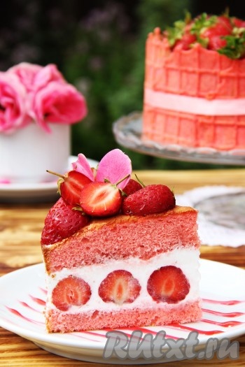 А вот как выглядит в разрезе наш вкусный, нежный бисквитный торт, приготовленный с клубникой и творожно-сливочным кремом.