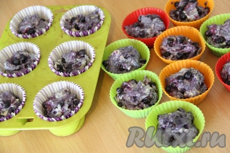 Разложить тесто по формочкам, заполняя их на 1/3 объёма и поставить в разогретую духовку, выпекать при 180-200 градусах примерно 25 минут. Готовность капкейков с ягодами проверить сухой зубочисткой. Время выпекания зависит от размера формочек и характеристики духовки.