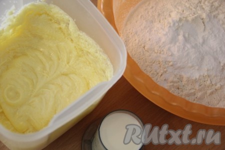 Муку просеять, соединить с солью и разрыхлителем. В муку добавить яично-масляную смесь и молоко. Всё хорошо перемешать силиконовой лопаткой до однородного состояния.