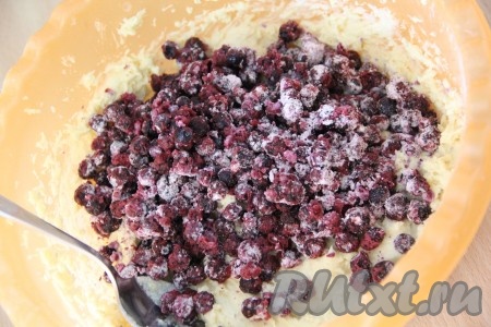 Добавить ягоды в тесто и аккуратно перемешать.