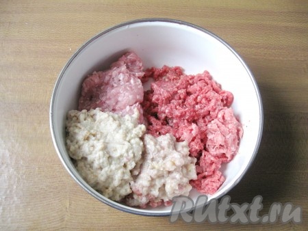 В небольшую ёмкость выложить белый батон, залить его холодной водой, дать постоять 5 минут и отжать от лишней влаги. Чеснок почистить и помыть. Фарш можно взять и покупной, я предпочитаю делать фарш в домашних условиях, пропуская кусочки мяса (у меня - свинина и говядина) через мясорубку. Выложить фарш в миску. Чеснок и батон, отжатый от лишней влаги, пропустить через мясорубку в миску с фаршем, посолить, поперчить.