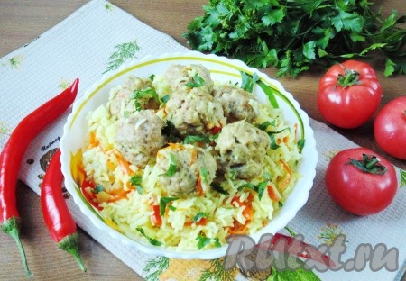 Рассыпчатый рис с нежными фрикадельками раскладываем со сковороды по тарелкам и подаём в горячем виде к столу. Просто, очень вкусно и сытно, попробуйте!