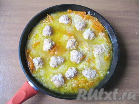 Затем добавить соль, специи вкусу. Рис тщательно промыть под проточной водой, лишней воде дать стечь. Добавить подготовленный рис к фрикаделькам, разровнять. Добавить ещё примерно 50 миллилитров воды (добавляя воду на этом этапе, учитывайте, что вода должна быть на 1,5-2 сантиметра выше уровня риса), накрыть крышкой сковороду, дать воде закипеть. Продолжить готовить блюдо ещё 20-25 минут на небольшом огне. По истечении этого времени рисинки должны стать достаточно мягкими, если рис твердоват, готовьте ещё несколько минут. Если вода выпарится, а рис будет готов не полностью, можно влить в сковороду совсем немного кипящей воды.
