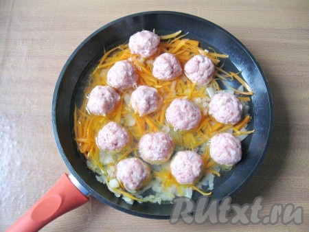 Налить в сковороду 400 миллилитров воды, довести воду до кипения, уменьшить огонь до минимума, накрыть сковороду крышкой.