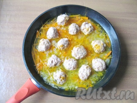 Тушить фрикадельки 20 минут. Несколько раз за это время перевернуть фрикадельки, чтобы они равномерно протушились со всех сторон.