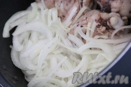 Я готовила паприкаш в большой сковороде и не вынимала курицу из сковороды во время готовки. Если у вас сковорода меньшего размера, нужно сначала обжаривать курицу до готовности на среднем огне, а затем убрать её со сковороды и продолжать обжаривать овощи на масле после курицы. Я просто сдвинула курицу в одну часть сковороды и на пустое место выложила лук. Обжарить лук до мягкости (в течение 5 минут) на среднем огне, иногда помешивая.