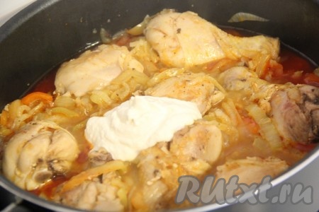 Выложить сметанную смесь к курице.
