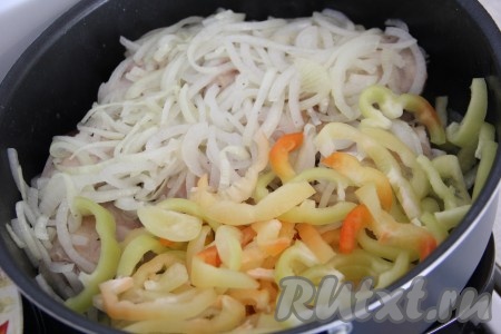 Затем перемешать курицу с луком и снова сдвинуть на край сковороды. Выложить в сковороду болгарский перец и обжарить в течение 5 минут, иногда помешивая. В это время наша курочка томится и становится всё мягче и нежнее.