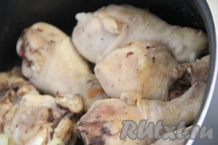 Обжарить кусочки курицы на сильном огне со всех сторон до румяной корочки.