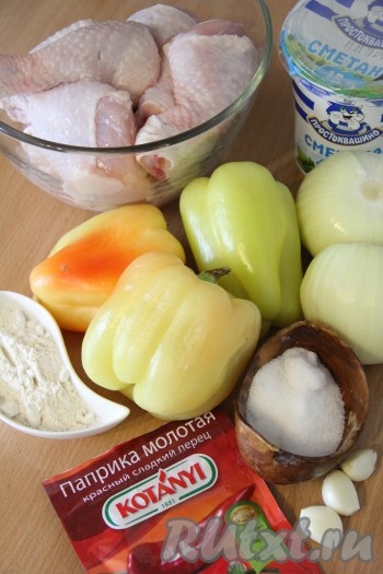 Подготовить продукты для приготовления паприкаша. Я использовала куриные ножки, но можно взять любые порционные кусочки курицы. Мясо промыть под проточной водой и обсушить бумажными полотенцами. Лук и чеснок очистить.