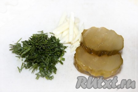 Огурцы нарезать кружочками, укроп и чеснок мелко порубить.
