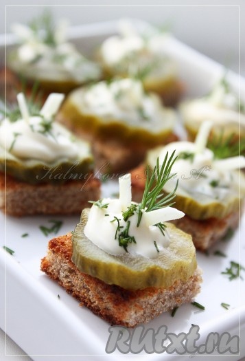 Дальше слоями уложить: хлеб, огурец, майонез, зелень и чеснок. Очень вкусные тосты с огурцом готовы, можно подавать закуску на стол.
