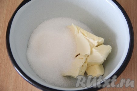 Размягчившееся сливочное масло выложить в миску, всыпать сахар.