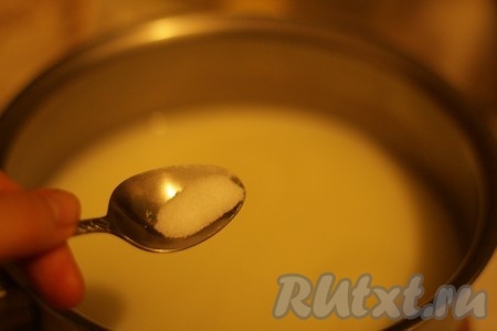 Сыворотку нагреть до 50 гр., посолить.