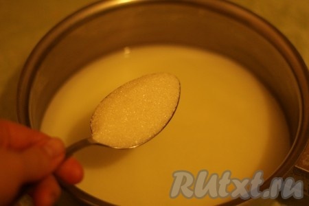 Добавляем сахар, перемешиваем.