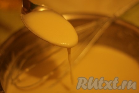 По консистенции тесто, как сметана, но при этом должно литься. 