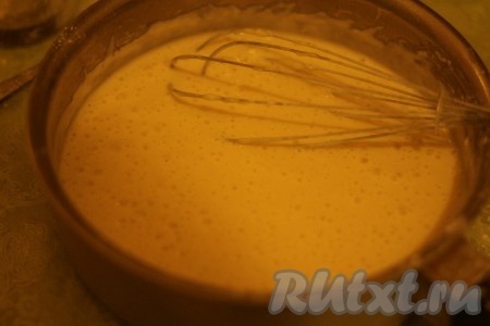  Вводим соду, тесто начнет пузыриться.