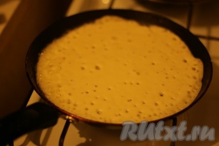 Налить тесто, жарить с 2х сторон до румяной корочки. 