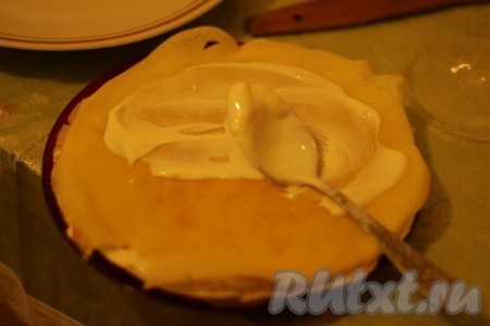 Каждый блинчик промазала сметаной, смешанной с сахарной пудрой и ванилином.