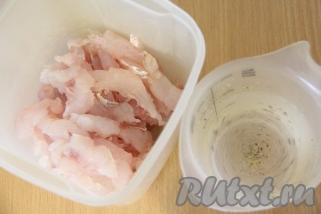 Соединить воду, уксус, соль, сахар и перец. Всё перемешать до полного растворения сахара и соли. Кусочки филе положить в удобную ёмкость, я использовала пластиковый бокс с плотно закрывающийся крышкой.