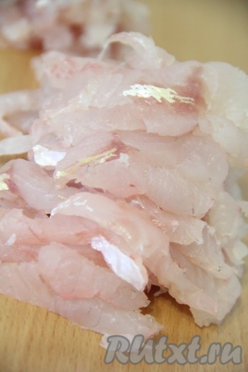  Филе судака нарезать длинными брусочками.