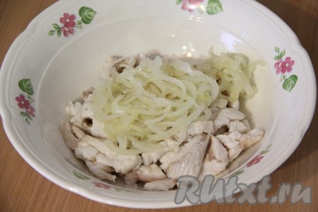 Через сутки наша рыбка готова. Нужно слить часть маринада, чуть-чуть маринада лучше оставить для остроты. Затем добавить к рыбе лук и хорошо перемешать.