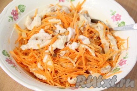 Далее добавить морковь и хорошо перемешать. В принципе, хе из судака можно подавать, но чем дольше рыбка стоит с морковкой и луком, тем вкуснее она становится. Я всегда даю пару часиков помариноваться, а затем подаю к столу.
