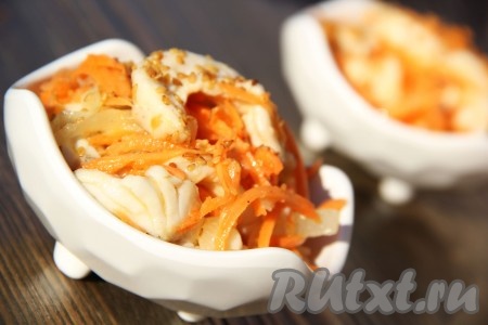 При подаче можно посыпать хе из судака семенами кунжута или свежей зеленью.
