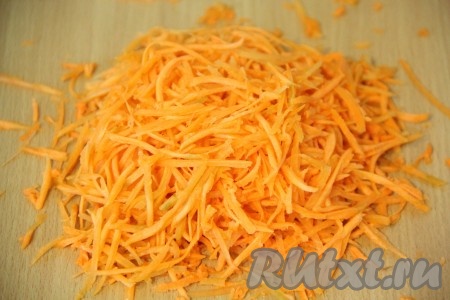  Морковь натереть на тёрке для моркови по-корейски.
