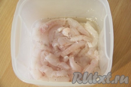 Залить судака получившимся маринадом. Маринад должен полностью покрыть рыбку. Закрыть ёмкость крышкой и поставить в прохладное место на сутки.
