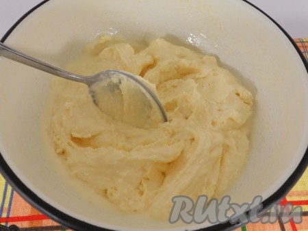 Поместить смесь в морозилку на 4-6 часов (до полного застывания). Каждый час мандариновое мороженое нужно хорошо перемешивать, чтобы разбить кристаллики льда.