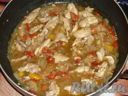 Хорошо перемешать, добавить воду, щепотку соли (или по вкусу), чёрный молотый перец, снова перемешать, довести соус до кипения, уменьшить огонь, накрыть сковороду крышкой и готовить, иногда помешивая, 5-7 минут. 