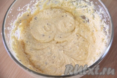 Масляно-яичная смесь получится воздушной и нежной, с гранулами кофе. 