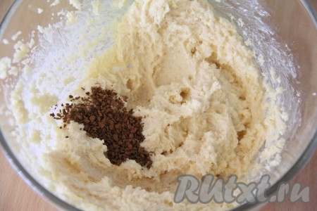 Всыпать 1 чайную ложку кофе и ещё раз взбить.