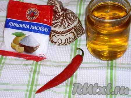 В 1 литре воды развести 1,5 столовые ложки лимонной кислоты, влить в салат. Перемешать. Выделившийся сок пробуем на вкус. Если надо, добавить по вкусу соль (примерно 1 чайную ложку), сахар и лимонную кислоту (0,5 столовой ложки).
