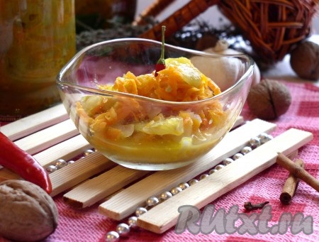 Банки и крышки простерилизовать. Удалить веточки тимьяна, заполнить банки кипящим салатом, закатать и перевернуть вниз горлышком. Накрыть одеялом до полного охлаждения. Хранить в кладовке. К употреблению салат из зеленых помидоров готов минимум недели через две. Салат настолько ароматный и аппетитный, что едва дождались дегустации. Остренький, в меру кисло-сладкий, прекрасное блюдо для зимнего меню.
