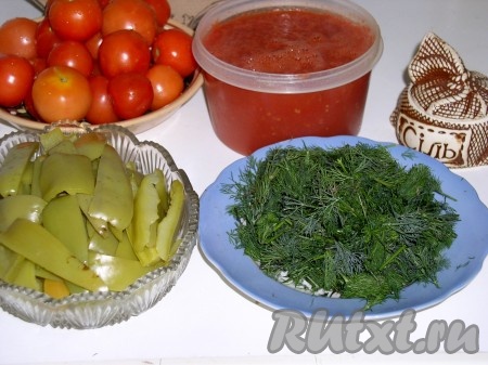 Паприкаш представляет собой овощную смесь из сладкого мясистого перца зеленых сортов и красных помидоров (целых или нарезанных). Для приготовления этого блюда перцы очищают от плодоножек и семян, промывают в холодной воде и нарезают полосками шириной 3 см и длиной 4 см (или по длине перца, если не крупный).
