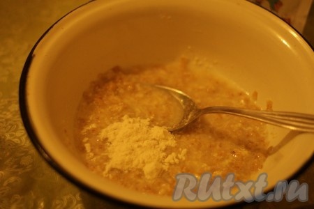 В овсяную кашу добавить сахар и понемногу ввести муку.
