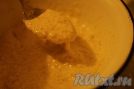 Добавить масло. Хорошенько перемешать. Тесто для оладьев из овсяной каши получается, как густая сметана.
