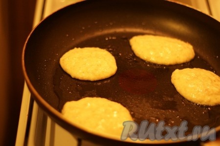 Сковородку смазать небольшим количеством растительного масла и жарить овсяные оладушки с двух сторон до появления золотистой корочки.
