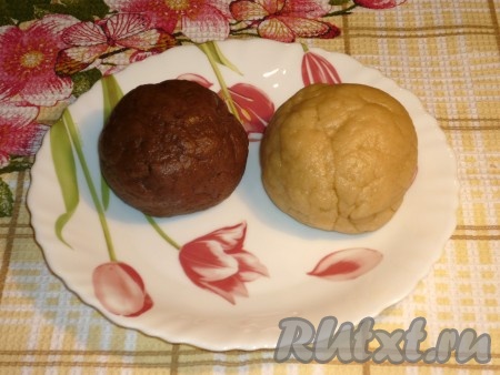 Сливочное масло смешать с щепоткой соли и сахаром, затем всыпать муку и замесить песочное тесто. Тесто должно быть однородным, плотным и эластичным. Разделить его на две равные части. В одну часть добавить какао и хорошо перемешать. Завернуть белое и коричное тесто (по отдельности) в пищевую плёнку и убрать на 30 минут в холодильник. 
