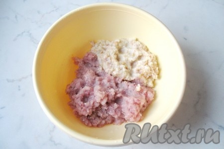 Приготовить фарш для фрикаделек. Для этого вымытое филе рыбы дважды пропустить через мясорубку в глубокую миску. Белый батон замочить в холодной воде на несколько минут, затем отжать от лишней жидкости. Батон пропустить через мясорубку и добавить в миску с рыбным фаршем.
