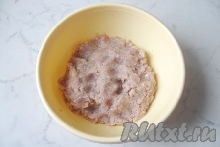 Рыбный фарш поперчить, посолить и тщательно перемешать.
