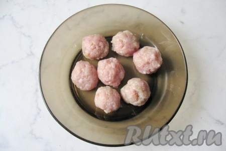 Влажными руками из получившегося рыбного фарша сформировать шарики - фрикадельки размером чуть больше грецкого ореха.