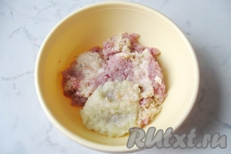 Одну луковицу почистить, вымыть, пропустить через мясорубку и тоже добавить в миску с рыбным фаршем.