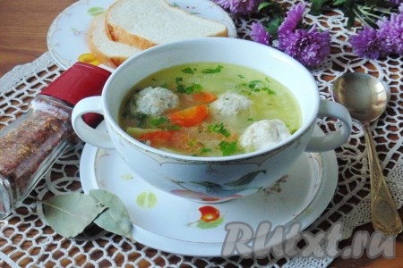 Аппетитный, вкусный, ароматный суп, приготовленный с рыбными фрикадельками и пшеном, разлить по тарелкам и подать к столу.