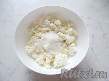 Всыпать сахар к творогу.